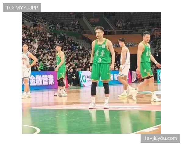 赵继伟高举冠军鼎绕场，辽篮球迷高呼“MVP”